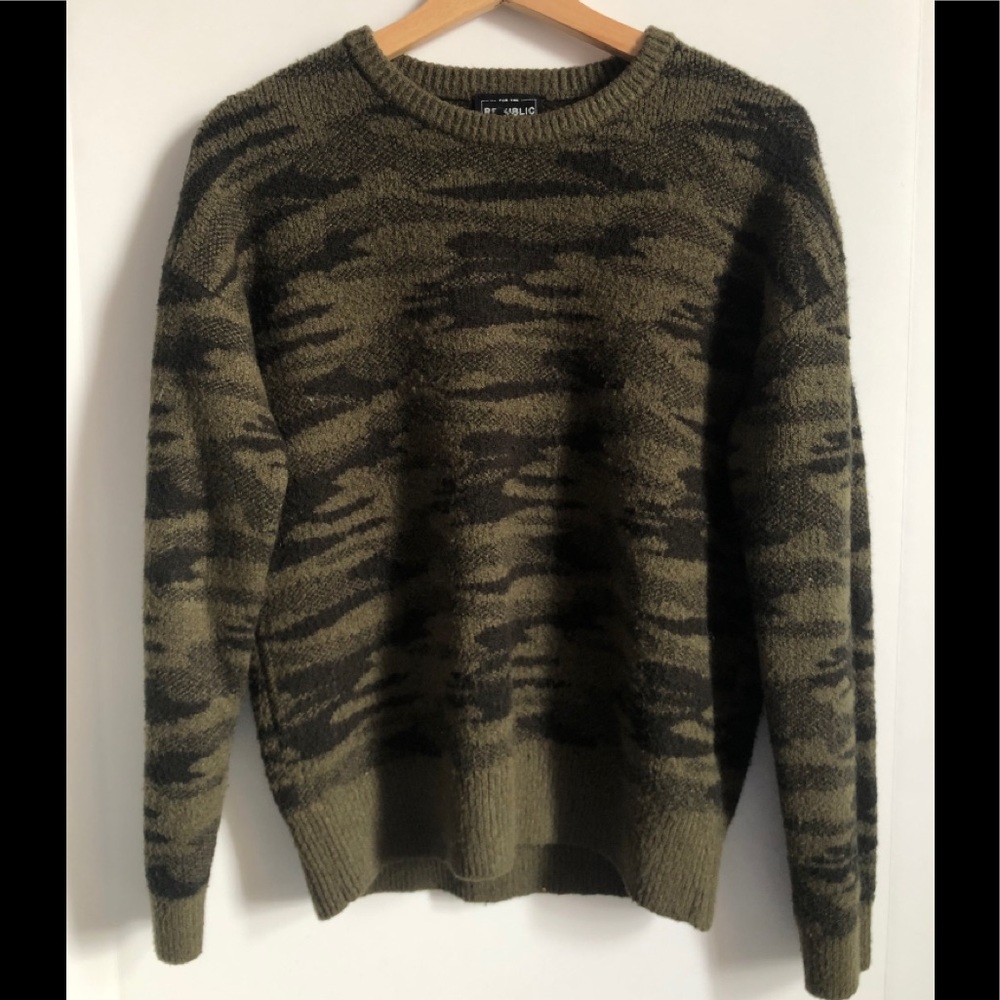 For The Republic Men Camo Sweater size small